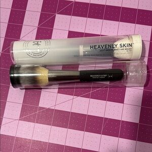 IT Cosmetics Heavenly Skin Brush - Black and Silver